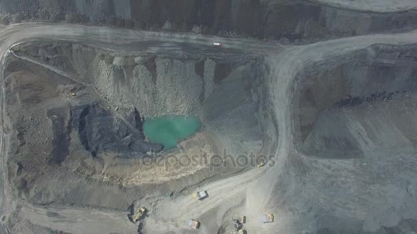 Werken in een carrière van de mijnbouw. ontwikkeling van de carrière. Luchtfoto — Stockvideo