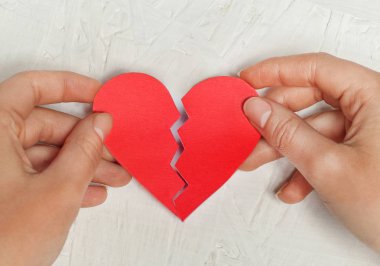 Kağıt Beyaz ahşap arka plan üzerinde kırık kalp