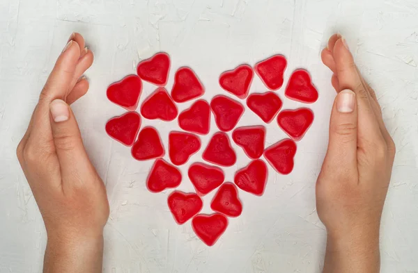 Tangan wanita dengan hati yang terbuat dari permen jelly — Stok Foto