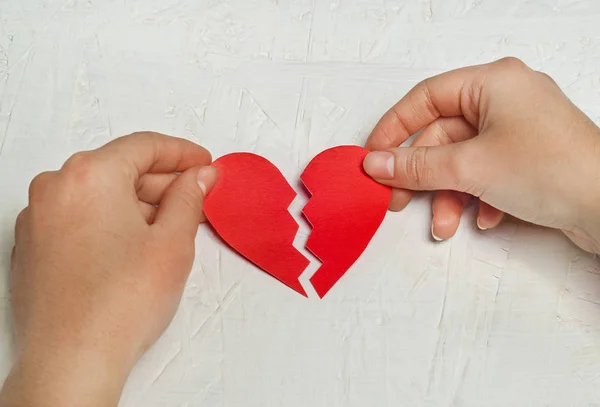 Kağıt Beyaz ahşap arka plan üzerinde kırık kalp