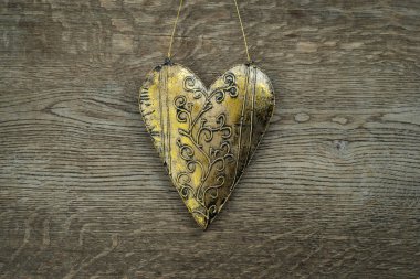 Antika ahşap arka plan üzerinde rustik altın kalp süsleme