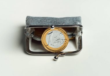 Parlak bayan çanta çikolata euro madeni paralarla sikke.