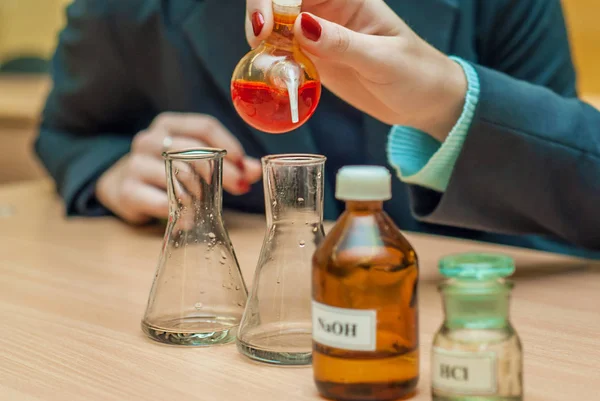 Estudantes experimentando e descobrindo em aula de ciências — Fotografia de Stock