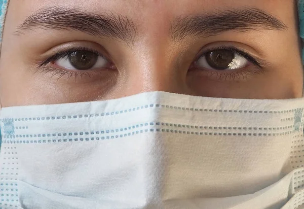 Медсестра носит защитную маску против коронавируса — стоковое фото