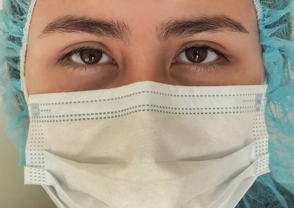 Медсестра носит защитную маску против коронавируса — стоковое фото