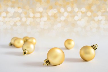 Altın Noel topları arka plan dekorasyon ışıklar kar kış 