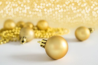 Altın Noel topları arka plan dekorasyon ışıklar kar kış 