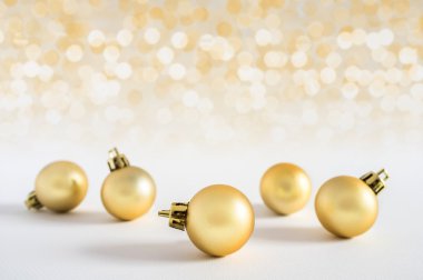 Altın Noel topları arka plan dekorasyon ışıklar kar kış 