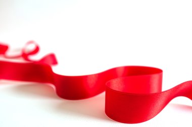 kırmızı kurdele beyaz arkaplanda izole edildi