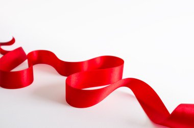 kırmızı kurdele beyaz arkaplanda izole edildi