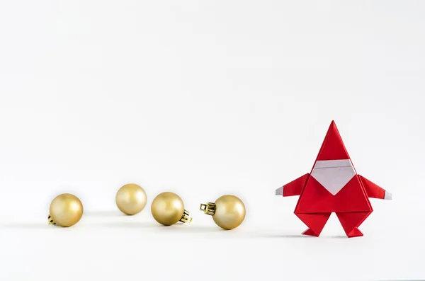 Santa Claus vystřihovánek a Zlatý míč na bílém pozadí. — Stock fotografie