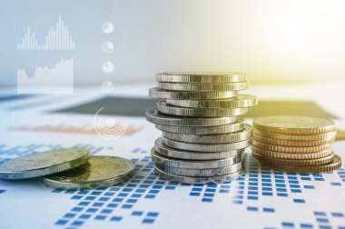Para yığınları mali grafik kağıt üzerinde. Grafik simgeler, worldwi