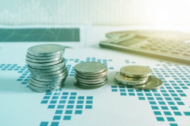 Para yığınları ve kağıt mali grafik hesap makinesi. Grafik