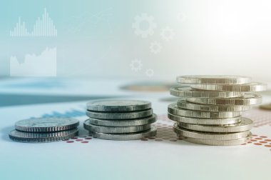 Para yığınları mali grafik kağıt üzerinde. Grafik simgeler, worldwi