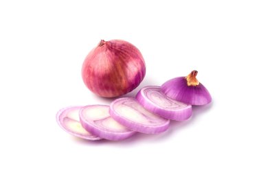 Beyaz zemin üzerinde kırmızı dilimlenmiş soğan izole