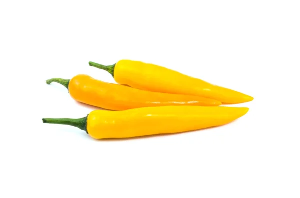 Amarelo pimenta pimenta no fundo branco . — Fotografia de Stock