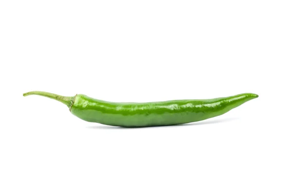 Groene Chili peper op witte achtergrond. — Stockfoto