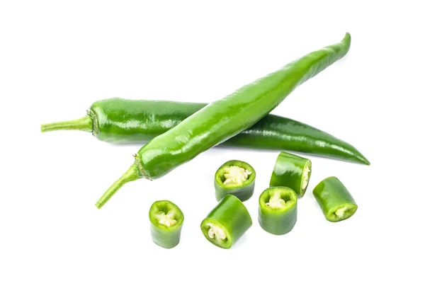 Fehér alapon zöld chili paprika. — Stock Fotó