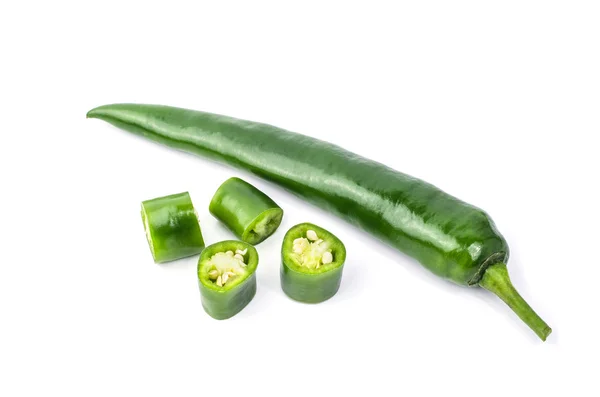 Groene Chili peper op witte achtergrond. — Stockfoto