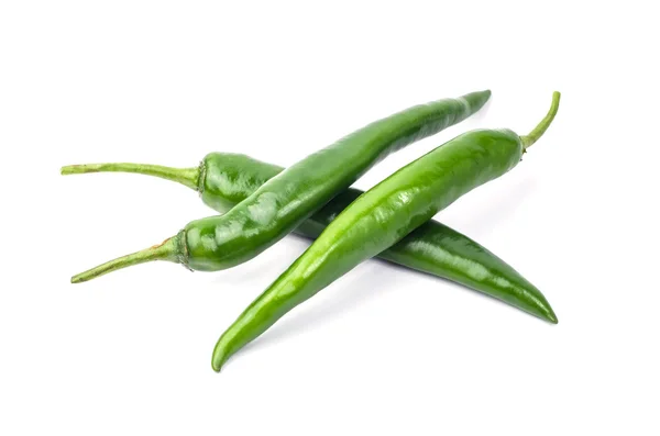 Zielone chili na białym tle. — Zdjęcie stockowe