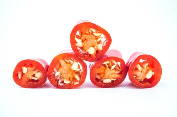 Rode chili peper segmenten op witte achtergrond. — Stockfoto