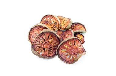 Beyaz backgrou izole kurutulmuş Bael meyve çayı (Aegle marmelos)