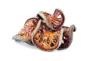 Beyaz backgrou izole kurutulmuş Bael meyve çayı (Aegle marmelos)