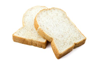 Beyaz arka planda dilimlenmiş tam buğday ekmeği.