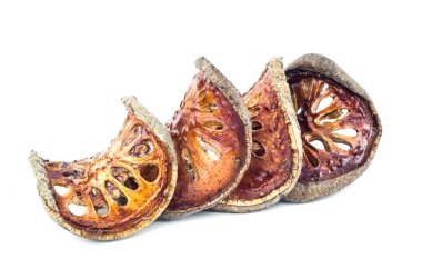 Beyaz backgrou izole kurutulmuş Bael meyve çayı (Aegle marmelos)
