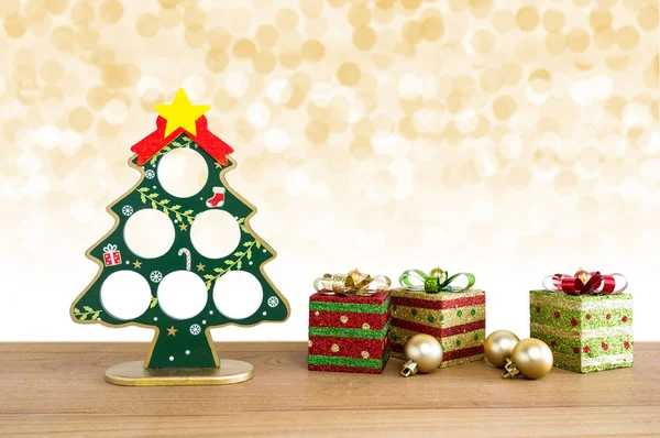 Fondo de Navidad. Árbol de Navidad, bolas de oro y caja de regalo —  Fotos de Stock