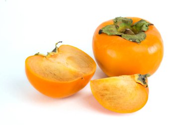 Beyaz arka planda izole edilmiş taze olgun hurma ağaçları..