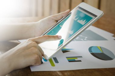 İş kavramı. Kadının elleri ile mali belgesel tablet kullanma