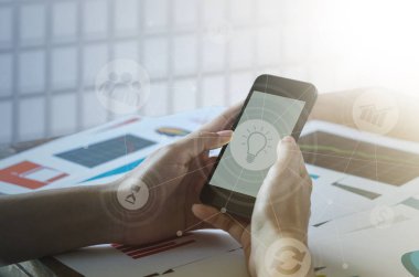 İş kavramı. Akıllı telefon ile mali kullanarak kadının elleri