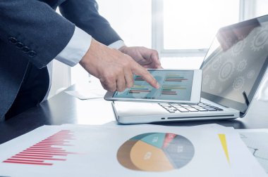 işadamı dijital tablet ve financia ile dizüstü bilgisayar ile çalışma