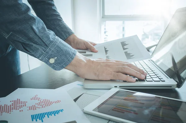 Hombre de negocios trabajando con tableta digital y portátil con financia —  Fotos de Stock