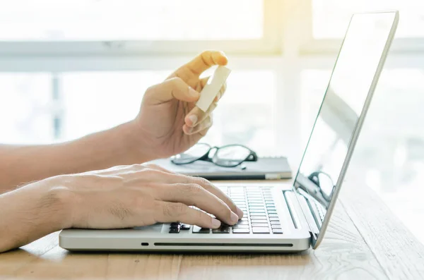 Hombre de negocios que utiliza la computadora con una tarjeta de crédito para ir de compras en línea . — Foto de Stock