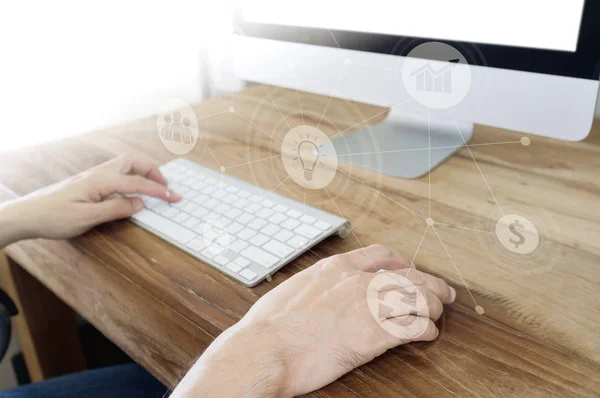 Las manos del hombre usando la computadora con iconos de conexión social — Foto de Stock