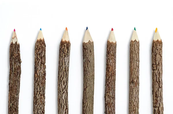 Rij van houten potloden op geïsoleerde witte achtergrond. — Stockfoto