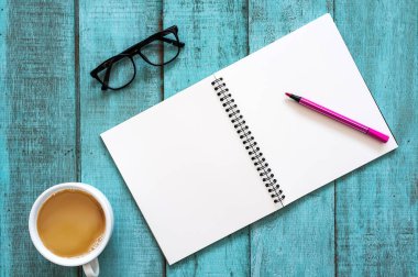 Defter, renkli kalem, gözlük ile mavi ahşap Resepsiyon Masa ve 