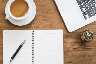 Dizüstü bilgisayar, bilgisayar laptop, kalem kaktüs ile ahşap Resepsiyon Masa ve