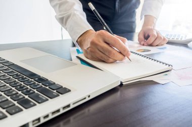 işadamı dijital tablet ve financia ile dizüstü bilgisayar ile çalışma