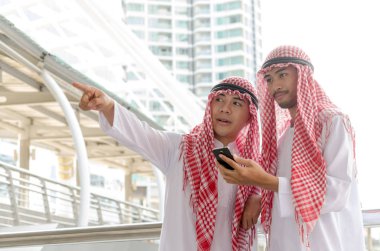 PaperWork ile tartışmak ve t işaret eden Arap işadamı