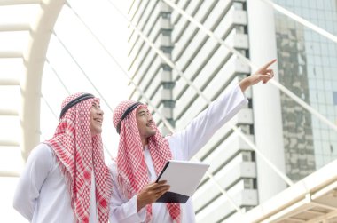 PaperWork ile tartışmak ve t işaret eden Arap işadamı