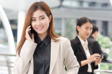 Cep telefonu kullaranarak genç güzel işkadını portresi.