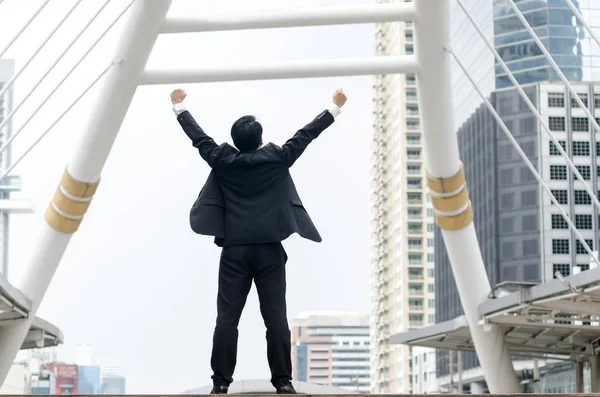 Parte trasera de asiático hombre de negocios manos arriba con feliz momento . — Foto de Stock