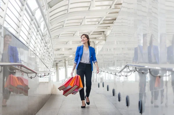 Mooie jonge vrouw van Azië met boodschappentassen wandelen op lopen wa — Stockfoto