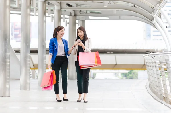 Šťastná nakupování Asie ženy s nákupní tašky . — Stock fotografie