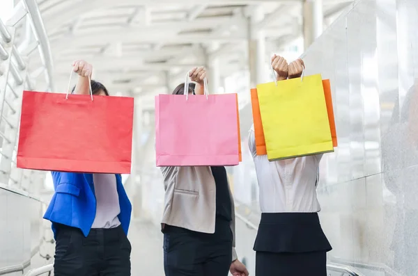 Groep winkelen Azië vrouwen houden van boodschappentassen. — Stockfoto