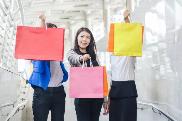 Groep winkelen Azië vrouwen houden van boodschappentassen. — Stockfoto