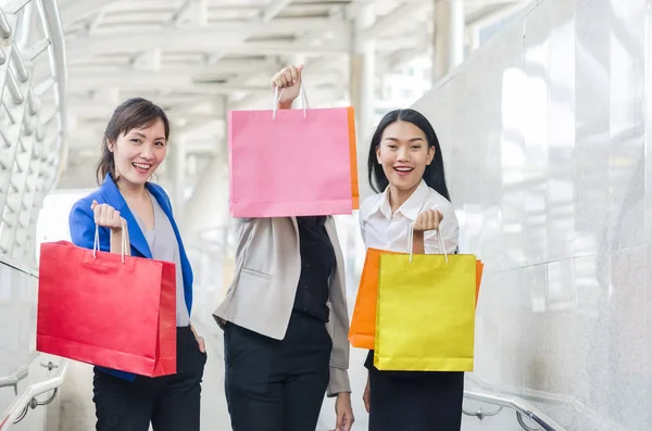 Gruppo di shopping asia donne che reggono borse della spesa . — Foto Stock